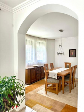 Private Luxury Villa with Garden & Basketball Court